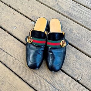 Gucci slip-on ! In good condition ! Comes w Gucci box